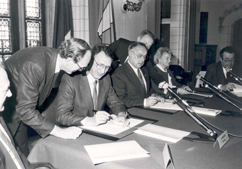 Ondertekening van het samenwerkingsakkoord tussen de provincie West-Vlaanderen en het departement du Nord op 16 oktober 1989. Rechts op de foto staat gedeputeerde Marie-Claire van der Stichele-de Jaegere. (Provincie West-Vlaanderen)