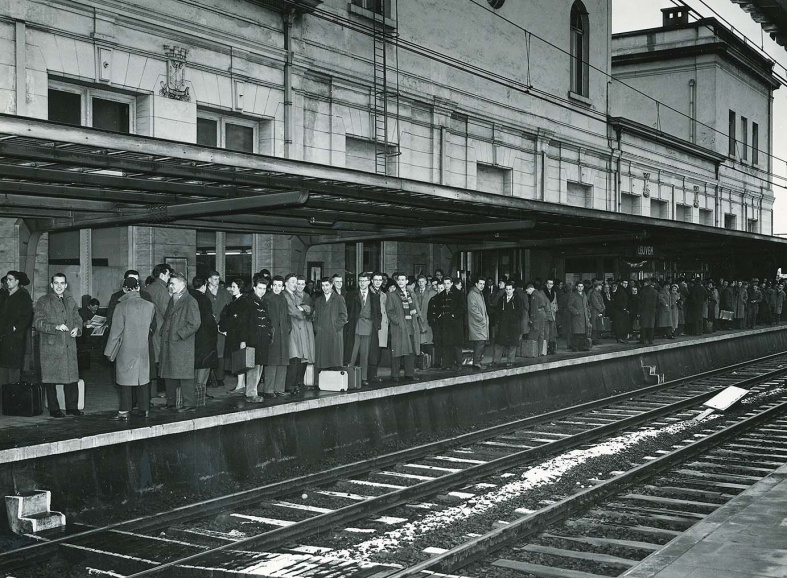Een overvol perron in het station van Leuven tijdens de wekelijkse uittocht van studenten op vrijdagavond, 1958. Na de Tweede Wereldoorlog kende het hoger onderwijs een enorme groei. (Universiteitsarchief KU Leuven)