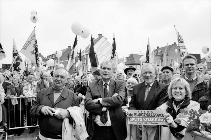 Manifestatie voor de splitsing van de kieskring Burssel-Halle-Vilvoorde, met vooraan o.a. Eric Van Rompuy (midden) en Hendrik Bogaert (rechts), 9 juni 2004. Foto Werner Vandenberghe. (ADVN, VNE2640/13)