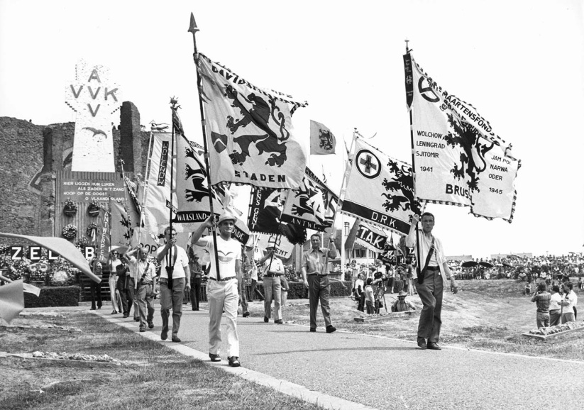 Bij de vlaggenoptocht tijdens de 49ste IJzerbedevaart werden vlaggen van onder meer het Sint-Maartensfonds Brussel, Antwerpen en Gent meegedragen, 4 juli 1976. Foto Studio Dann. (ADVN, VFB31)