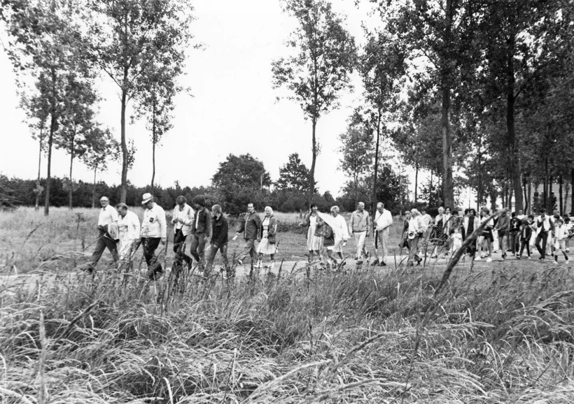 VTB-wandelgroep op stap in de omgeving van Eeklo, 1983. (ADVN)