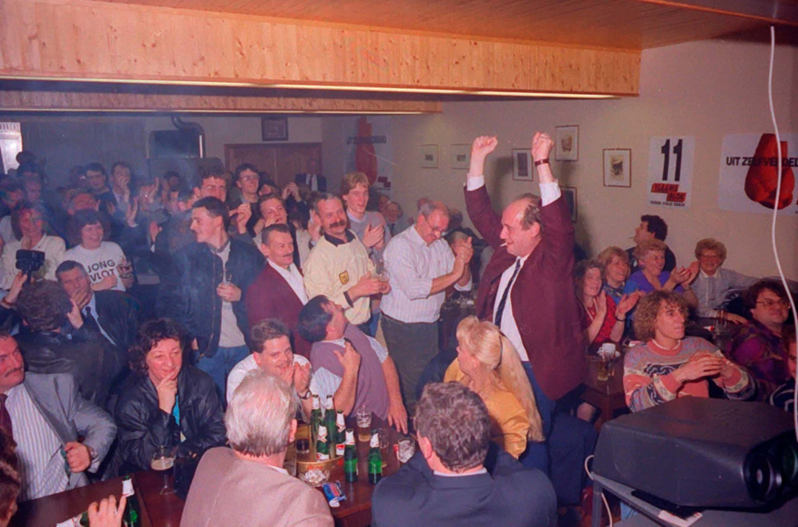 Enthousiaste VB-militanten vieren de doorbraak van de partij bij de parlementsverkiezingen van 24 november 1991. Foto Dirk Cornelis. (ADVN, VNE4053/8)