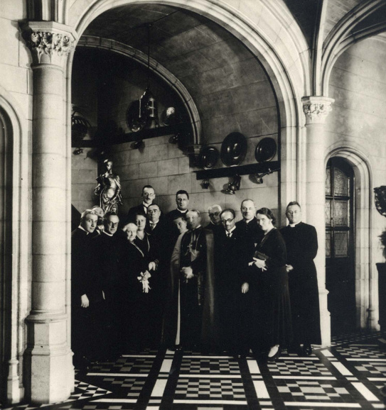 Marie-Elisabeth Belpaire in gezelschap van onder anderen Clemente Micara, de diplomatieke vertegenwoordiger van de Paus in België, tijdens een bezoek aan de Hogeschool voor Vrouwen in Antwerpen, 28 oktober 1934. (Collectie Stad Antwerpen, Letterenhuis, tglhph11963)