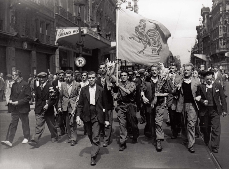 Manifestanten met de Waalse vlag voorop protesteerden in Brussel tegen de terugkeer van koning Leopold III als staatshoofd van België, 1950. (CegeSoma/Rijksarchief)