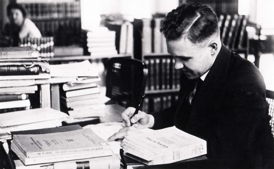 Franz Petri tijdens opzoekingen in de Koninklijke Bibliotheek van België, Brussel, begin 1940. (CegeSoma, 165021)