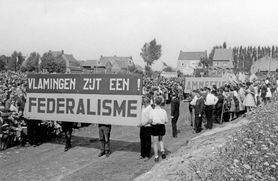 Deelnemers aan de IJzerbedevaart van 20 augustus 1961 eisten federalisme. (ADVN, VFFY10/32)