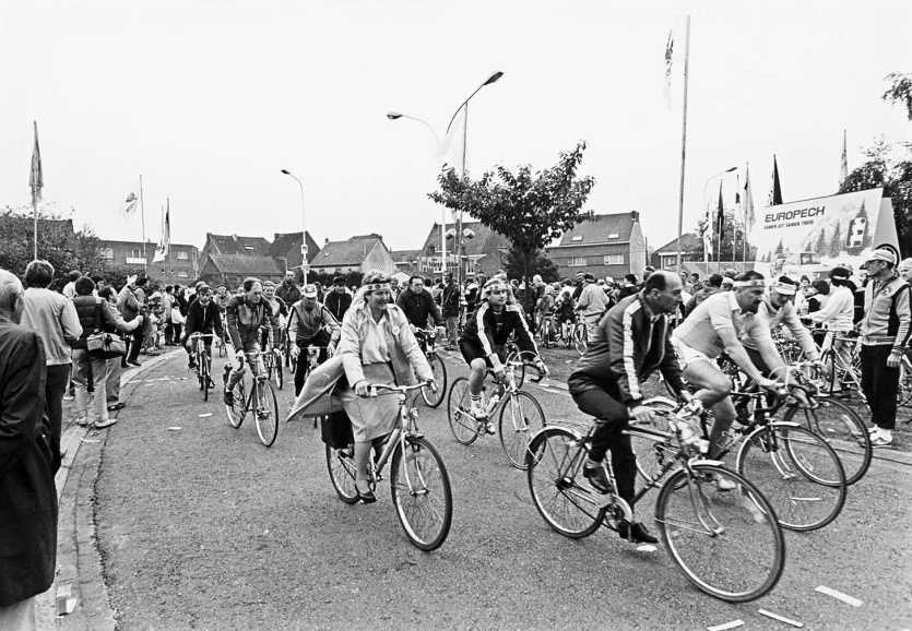 Sinds 1981 wordt jaarlijks op de eerste zondag van september De Gordel georganiseerd. Hoewel dit initiatief oorspronkelijk bedoeld was als beklemtoning van de Vlaamse aanwezigheid in de randgemeenten, groeide het uit tot een in de eerste plaats sportief en recreatief evenement. Foto Studio Dann. (ADVN, VFB2075/7)