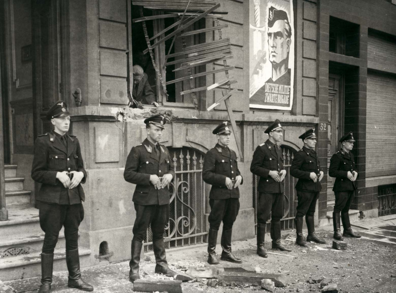 Leden van de Dietsche Militie – Zwarte Brigade op wacht bij het stafkwartier in Brussel, verwoest door een bomaanslag door het verzet, 17 juli 1942. (ADVN, VFB133)