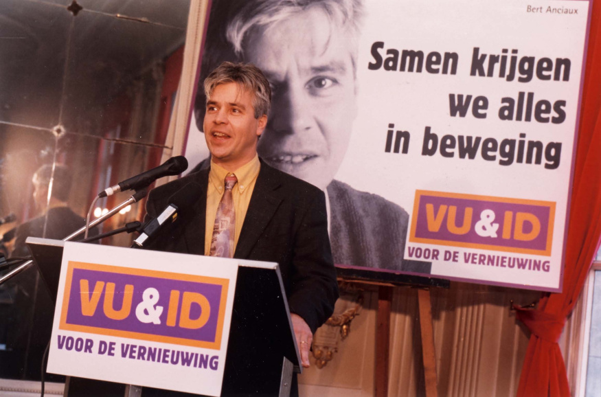 Bij de verkiezingen van 1999 trok de VU samen met de in 1997 door Bert Anciaux opgerichte politieke vernieuwingsbeweging iD21 naar de stembus. (ADVN, VFB1533/22)
