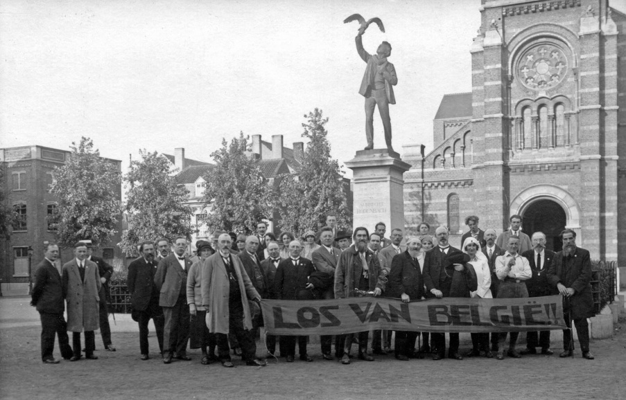 August Borms, Leo Augusteyns en anderen poseren voor het standbeeld van Albrecht Rodenbach in Roeselare, 1930. Hun boodschap bij de viering van 100 jaar Belgische onafhankelijkheid is duidelijk. (Collectie Stad Antwerpen, Letterenhuis, tglhph41673)