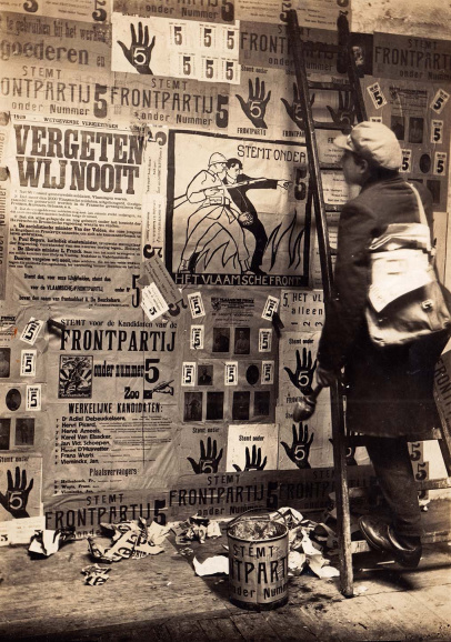 Een militant van de Frontpartij plakt affiches voor de eerste naoorlogse parlementsverkiezingen op 16 november 1919. (Collectie Stad Antwerpen, Letterenhuis, tglhph5011)