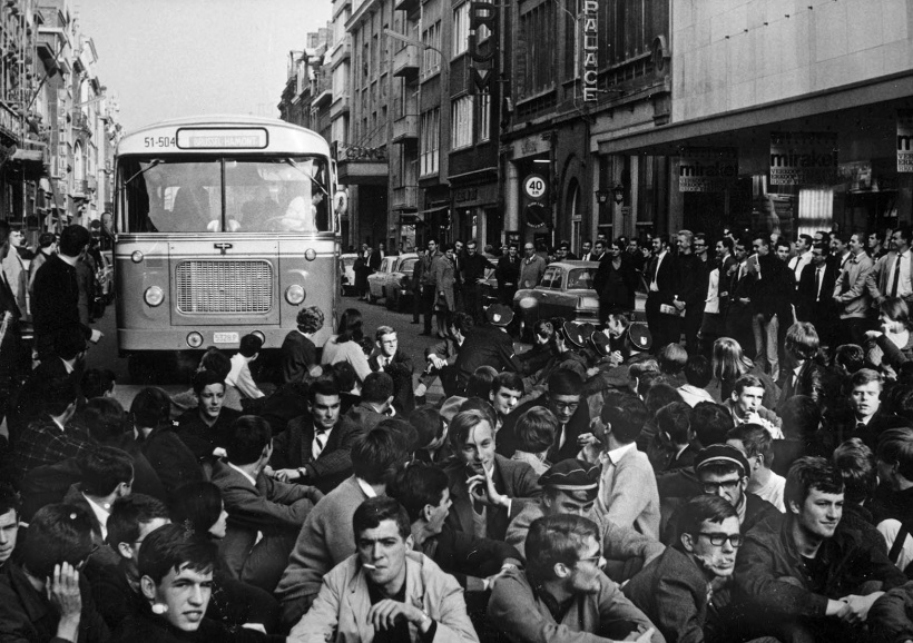 Studenten tijdens een protestactie op de Leuvense Bondgenotenlaan, 11 oktober 1966. (Universiteitsarchief KU Leuven, AMVS)