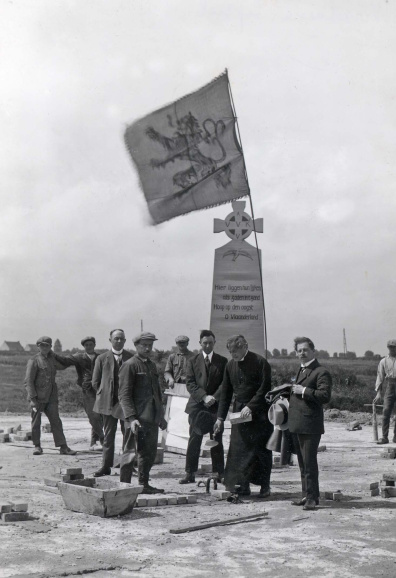 Eerstesteenlegging van de IJzertoren door Cyriel Verschaeve, 7 juli 1928. De invloedrijke onderpastoor stuurde mee de katholieke Vlaamse opinie in anti-Belgische en -democratische zin. (Collectie Stad Antwerpen, Letterenhuis, tglhph27484)
