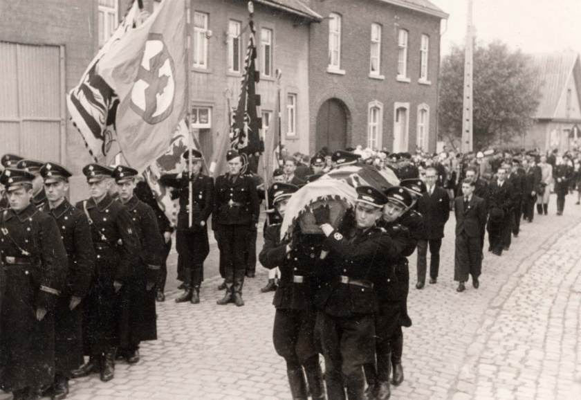 Begrafenis van de door het verzet gedode Roeland Lanoote, gouwleider van de Nationaal-Socialistische Jeugd in Vlaanderen (NSJV), Tongeren, juli 1943. (ADVN)