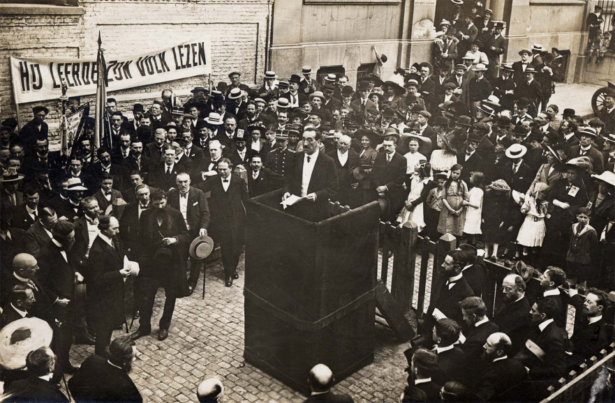 Toespraak van August Vermeylen op de Consciencefeesten in Brussel, 21 juli 1912. In het publiek onder meer René de Clercq, Willem Gijssels, Gustaaf Vermeersch en Adolf Clauwaert. (Collectie Stad Antwerpen, Letterenhuis, tglhph5949)