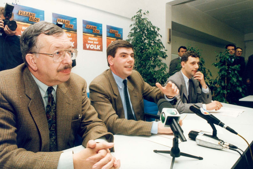 Persconferentie van het Vlaams Blok, met van links naar rechts: Roeland Raes, Filip Dewinter en Joris van Hauthem, ca. 1995. (ADVN, VFA4237)