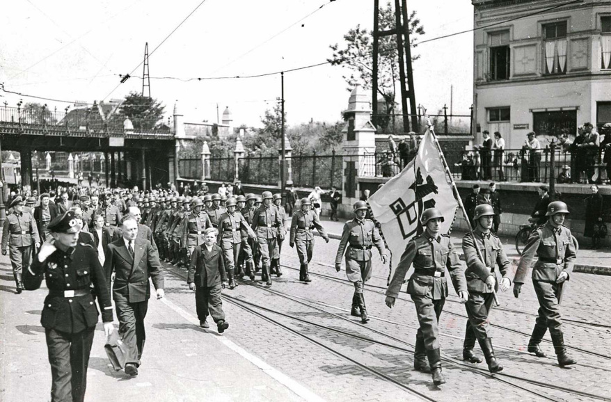 Vertrek van oostfrontvrijwilligers bij de Waffen-SS, Antwerpen, 1944. (FelixArchief, sa086150)