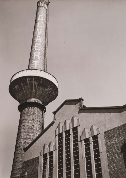 Zicht op de grote schoorsteen van Gevaert-fabriek in Mortsel, 1928. (Archief AGFA-Gevaert)