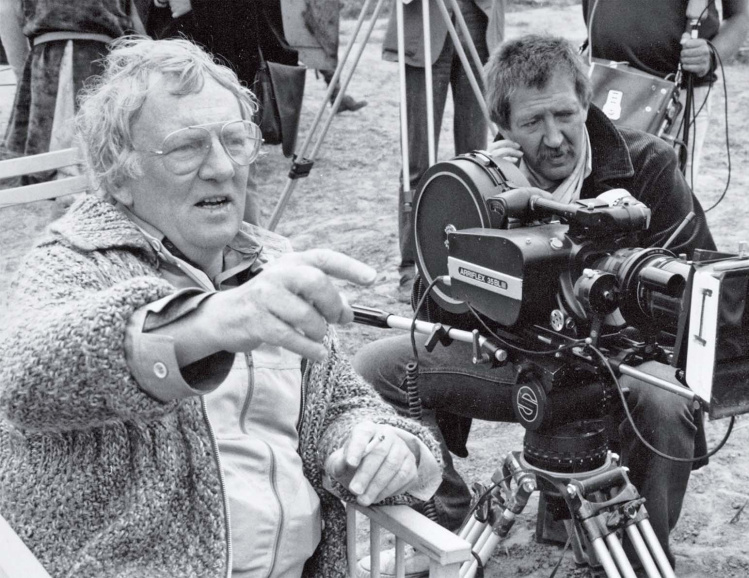 Hugo Claus achter de camera tijdens de opnames van de film De Leeuw van Vlaanderen, 1982. (Archief VRT)