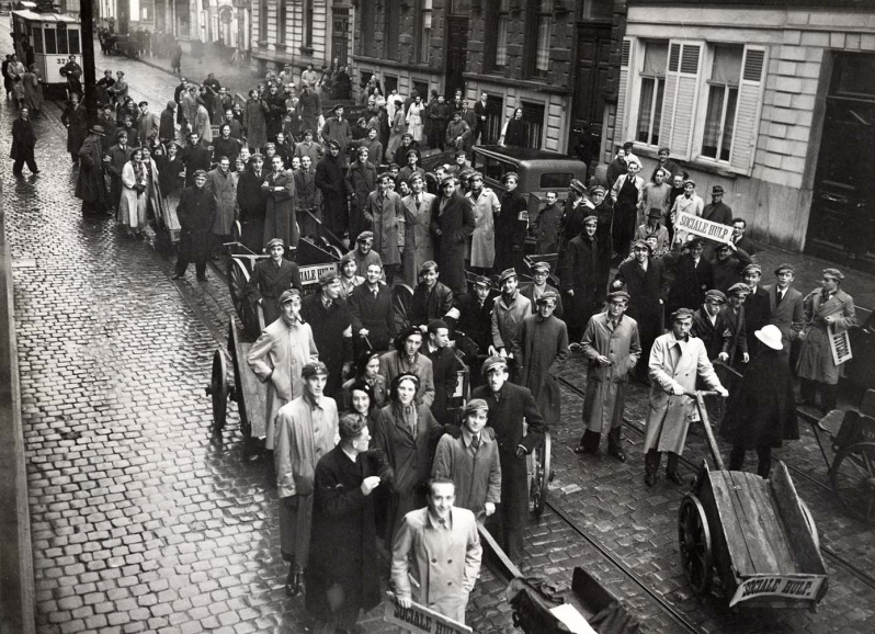 Leden van het Gentsch Studentencorps nabij het studentenhuis Mac Leod in de Sint-Pietersnieuwsstraat, ca. 1933. (ADVN, VFA2331)