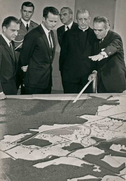 Koning Boudewijn en kardinaal Leo Suenens maken kennis met de plannen voor de universiteitsstad Louvain-la-Neuve in Waals-Brabant, ca. 1969. (ADVN, VFB1993/3)
