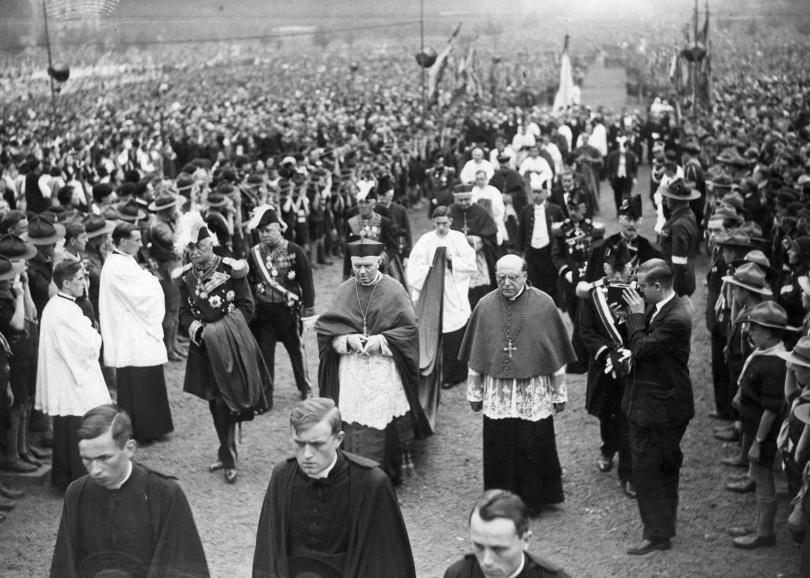 Na de voor de katholieken desastreuze parlementsverkiezingen van mei 1936 moest het groots opgezette zesde Katholiek Congres van Mechelen de eenheid en macht van de katholieken tonen, 13 september 1936. (KADOC, kfb001430)