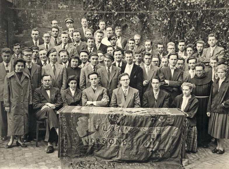 Groepsfoto van het Katholiek Vlaams Hoogstudentenverbond afdeling Leuven in de jaren 1950, met o.a. Jos Mees, Vic Anciaux, Rik Vandekerckhove en Mik Babylon. (ADVN, VFB29)