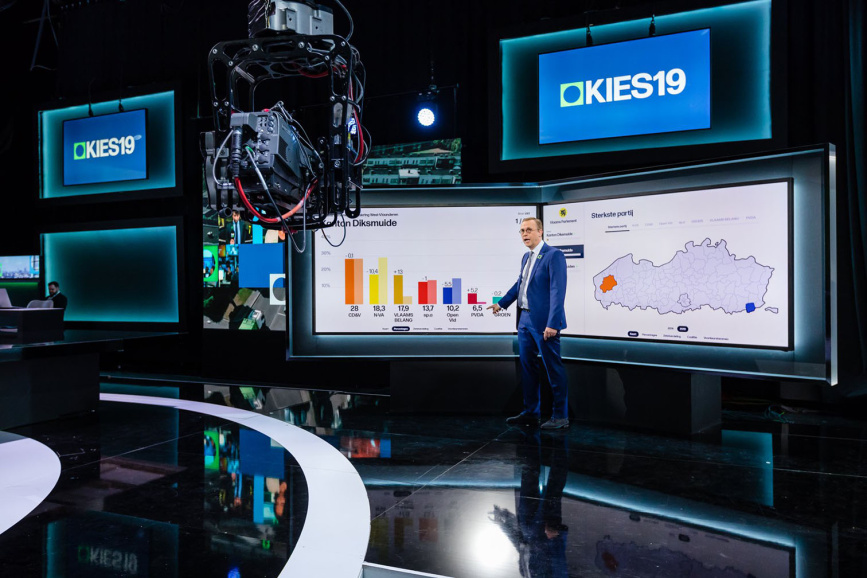 Politiek journalist en presentator Ivan de Vadder licht de resultaten van de Vlaamse verkiezingen van 2019 toe in het programma Kies19 van de VRT-nieuwsdienst. (Archief VRT)