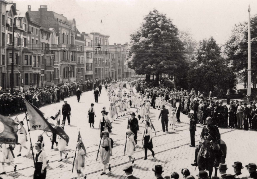 Optocht van het Vlaams Nationaal Vrouwenverbond (VNVV) tijdens de landdag van het VNV op 21 mei 1939 in Gent. (ADVN, VFA9578)