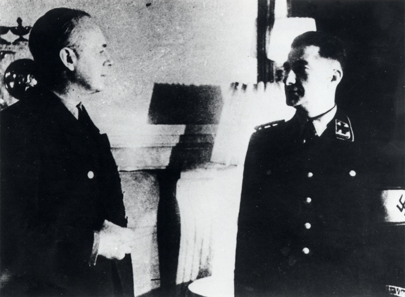 Ontvangst van ‘Landsleider’ Jef van de Wiele (rechts) door de Duitse minister van buitenlandse zaken Joachim von Ribbentrop, een dag voor de start van het von Rundstedtoffensief, 15 december 1944. (Collectie Stad Antwerpen, Letterenhuis, tglhph41898)