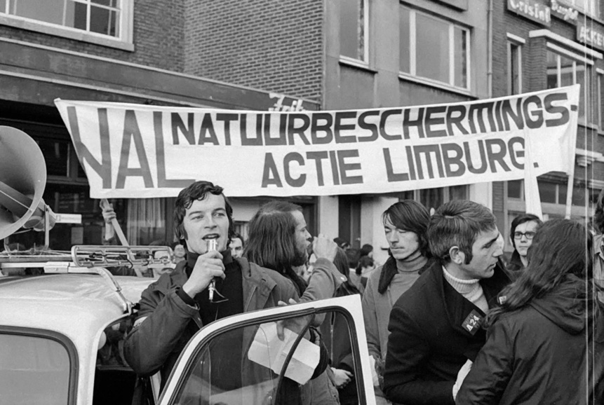 Johan Sauwens, op dat moment voorzitter van de Volksunie-Jongeren, spreekt de manifestanten toe op een betoging tegen de aanleg van de autosnelweg A24, 1976. Foto Studio Dann. (ADVN, VNE437/12)