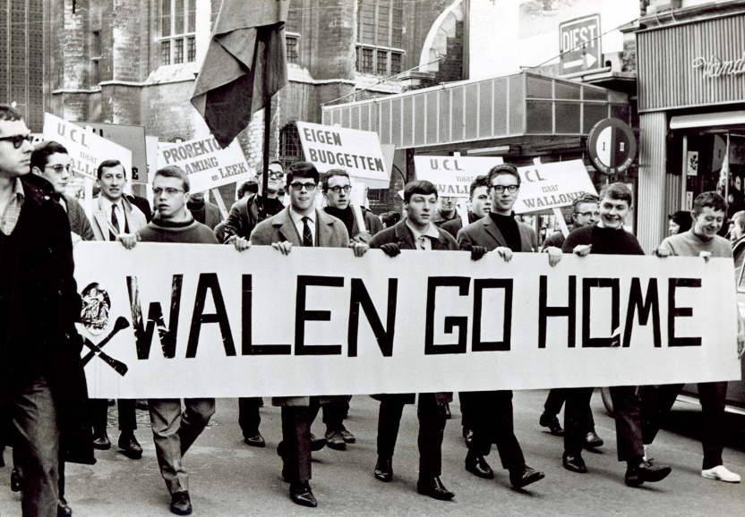 Talrijke manifestaties en optochten, zoals die op 15 december 1965, benadrukten de eis van de studenten dat in Leuven enkel een Nederlandstalige universiteit zou blijven. De ‘Walen’ werd gevraagd naar ‘huis’ te gaan. (ADVN, VFA2203)