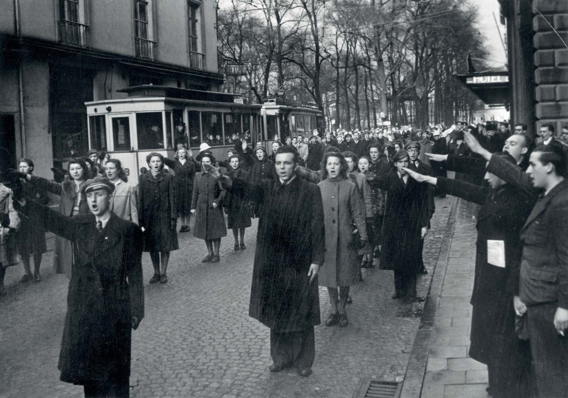 Deelnamers aan het Dietsch Studentencongres in Gent voor de Opera aan de Kouter, 3 april 1941. Foto Paul de Clercq. (Amsab-ISG, fo006945)