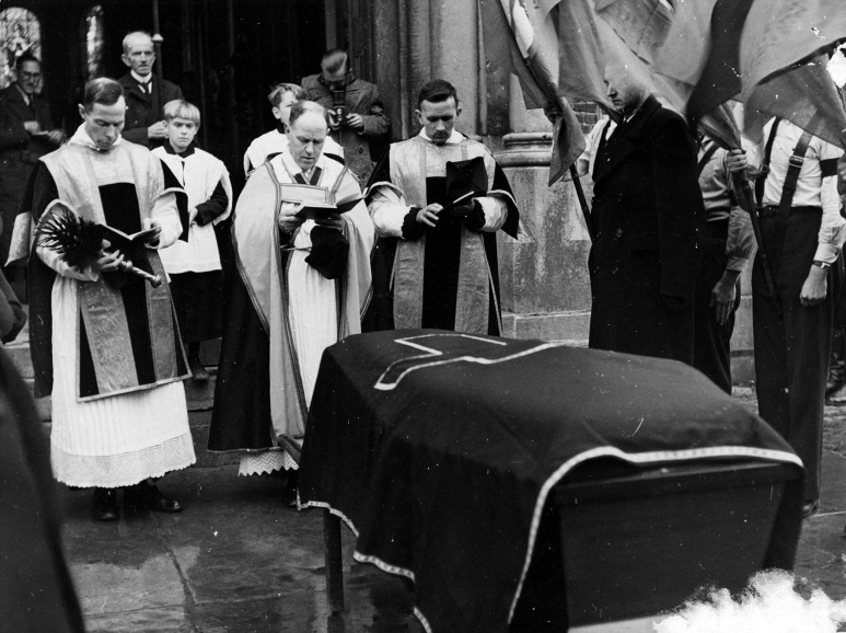 Bij het overlijden van VNV-leider Staf de Clercq weigerde kardinaal Van Roey een kerkdienst in de Brusselse Sint-Goedelekerk. De begrafenis in Kester op 27 oktober 1942 werd wel door geestelijken geleid. (CegeSoma, 11233)