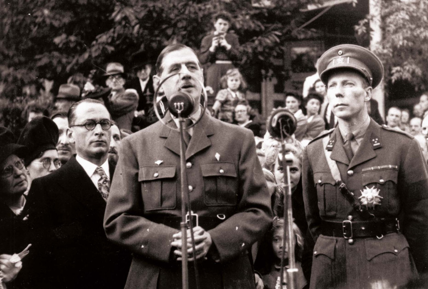 Prins Karel en de Franse generaal De Gaulle, bij diens bezoek aan Brussel op 10-11 oktober 1945. Gedurende zes jaar trad Prins Karel op als plaatsvervangend staatshoofd. (Archief Koninklijk Paleis)