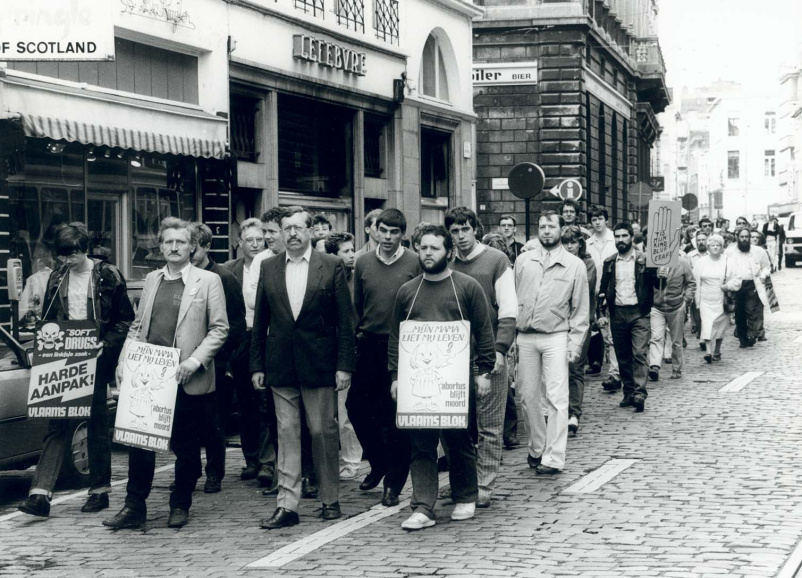 Anti-abortusbetoging van het Vlaams Blok in Gent, met onder meer van links naar rechts: Frank Vanhecke, Roeland Raes, Filip Dewinter en Johan Laermans, jaren 1980. (ADVN, VFB460)