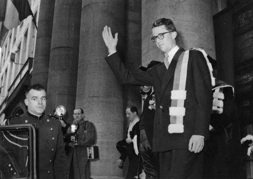 Tijdens de viering van 25 jaar vernederlandsing van de Gentse Universiteit ontving Koning Boudewijn een eredoctoraat, 18 februari 1956. (Collectie Universiteitsarchief Gent)