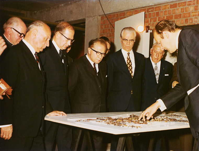 Etienne Dhanis, gouverneur Andries Kinsbergen, Gaston Eyskens en Paul-Willem Segers krijgen toelichting bij een maquette van de universitaire instellingen tijdens de opening van de campus UIA, 3 juli 1972. (Universiteit Antwerpen)