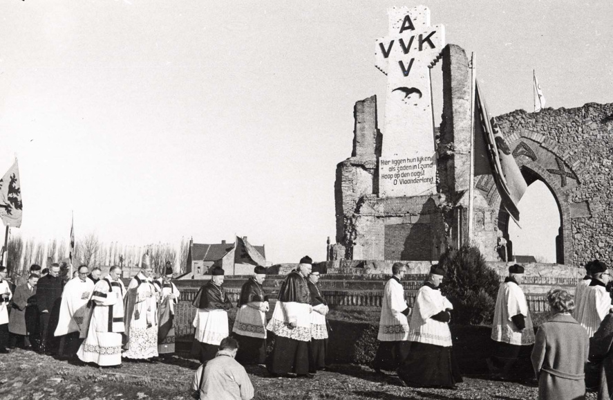 Op 11 november 1958 wijdde de Brugse bisschop Emiel de Smedt de crypte van de nieuwe IJzertoren te Diksmuide in en hield daarbij een rede voor vrede en verdraagzaamheid, ook voor de getroffenen van de repressie. (ADVN, VFFY 7/182)