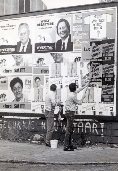 Een plakploeg van het Vlaams Blok aan het werk in Limburg tijdens de parlementsverkiezingen van 1985. Op de affiches: 'Onafhankelijk Vlaanderen' en 'Stop op gastarbeid'. (Amsab-ISG, fo034503)