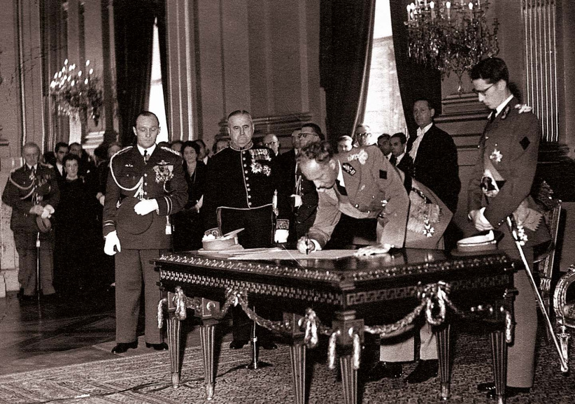 Op 16 juli 1951 deed Leopold III officieel troonsafstand ten gunste van zijn oudste zoon Boudewijn. (BELvue Museum)