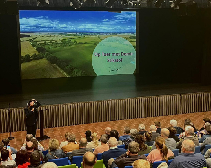 Op 10 maart 2023 kwam de Vlaamse regering tot een akkoord om de uitstoot van stikstof te verminderen en aangetaste natuur te beschermen en te herstellen. Vlaams minister van omgeving Zuhal Demir ging daarop met landbouwers in gesprek om het plan toe te lichten, Oudsbergen, 17 april 2023.
