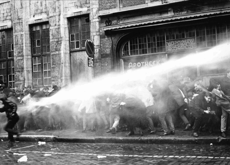 Hardhandig optreden van de Rijkswacht tegen protesterende studenten in Leuven, 19 januari 1968. (Universiteitsarchief KU Leuven, AMVS)
