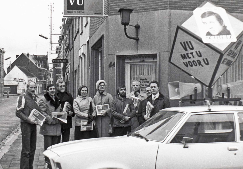 Een campagneploeg van de Volksunie in actie in Borsbeek, ca. 1977. (ADVN, VFA11428/8)