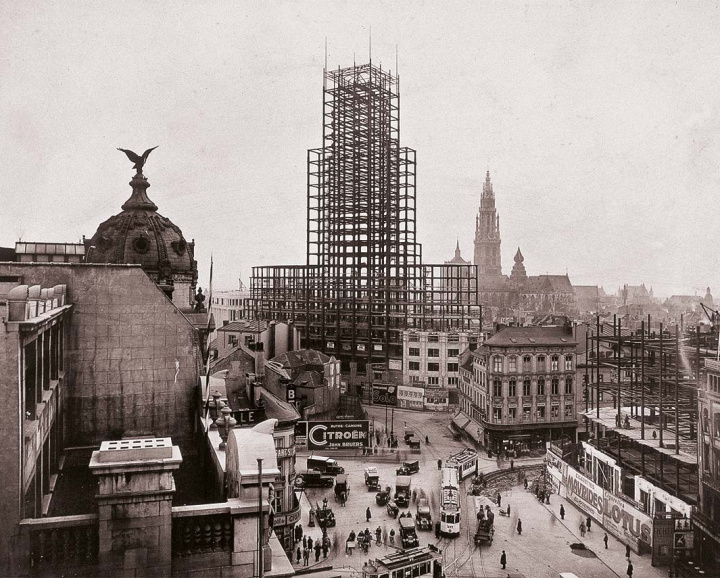 Als symbool van de economische expansie van Vlaanderen verrees in Antwerpen de Boerentoren, het op dat moment hoogste torengebouw van Europa. Bij zijn afwerking in 1932 werd de toren de zetel van de Algemene Bankvereniging, een fusie van verschillende Vlaamse financiële groepen. (Vlaams Architectuurinstituut)
