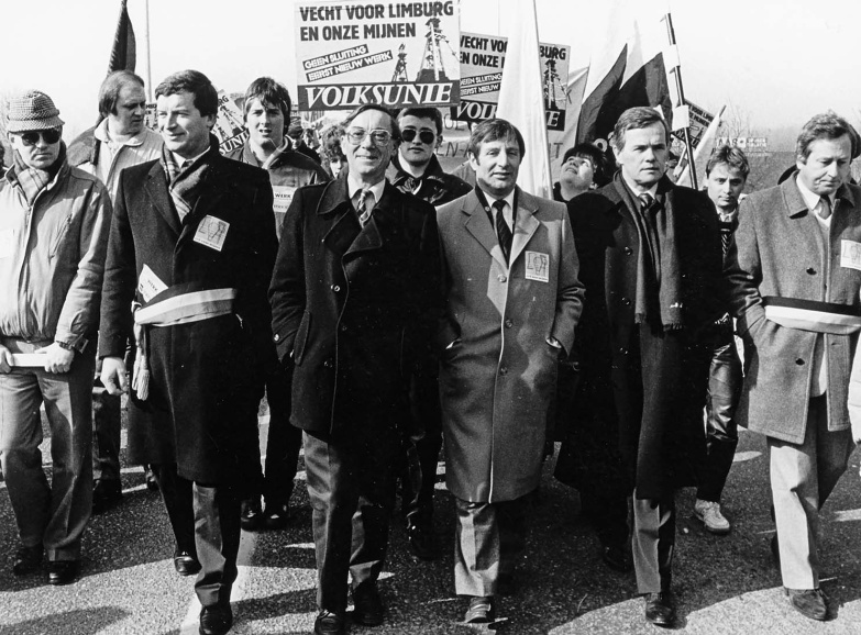 Manifestatie van de Volksunie (VU) voor het behoud van de mijnsector in Limburg, met van links naar rechts Johan Sauwens, Michel Capoen, Paul van Grembergen, Jaak Gabriëls en Jos Truyen, ca. 1987. (ADVN, VFB2216/1)