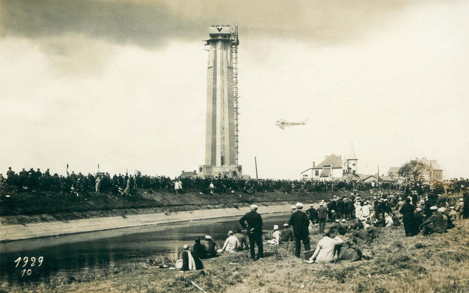 De IJzertoren was bijna voltooid tijdens de IJzerbedevaart van 1929. Vanuit een vliegtuigje, ingehuurd door de Vlaamse Toeristenbond (VTB), werden bloemen uitgestrooid over de bedevaarders. (ADVN, VFFY31/475)