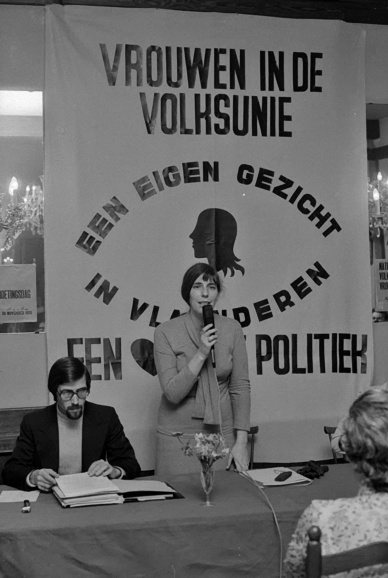 Huguette Ingelaere aan het woord tijdens de Nationale Volksunie Vrouwenontmoetingsdag in Aalst, 30 november 1975. Foto Studio Dann. (ADVN, VNE2021)