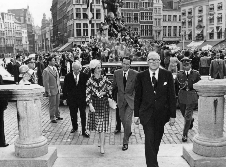 Bij het bezoek van koning Boudewijn en koningin Fabiola aan Antwerpen op 8 mei 1976, verstoorden Vlaams-nationalistische betogers (rechts achteraan in beeld) de plechtigheid met uitroepen als ‘amnestie’ en ‘België barst’.