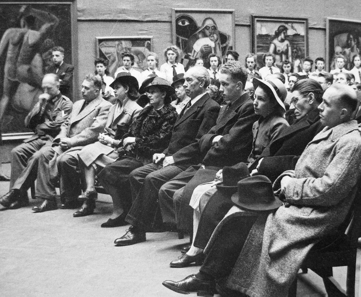 Opening van de overzichtstentoonstelling van Prosper de Troyer, tijdens de Nationale Kultuurdagen in Mechelen, 20 april 1941. Prosper de Troyer zit vooraan in het midden van het gezelschap, Filip de Pillecyn is de tweede persoon van links. Foto Marivoet.